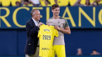 10/08/2025 Partido Trofeo de la Cerámica Villarreal CF Aston Vila renovacion Juan Foyth con Fernando Roig
Villarreal Castellon)
Fotos Carme Ripollés