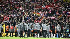 El Atl&eacute;tico celebra junto a su afici&oacute;n la clasificaci&oacute;n para cuartos de final de la Champions.