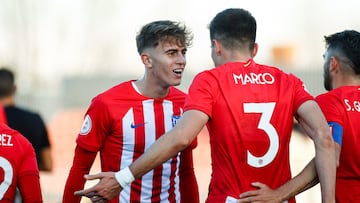 Adrián Niño celebra con Marco Moreno un gol al Recreativo Granada.