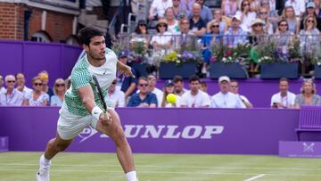 London (United Kingdom), 22/06/2023.- Carlos Alcaraz of Spain in action during his round of 16 match against against Jiri Lehecka of Czech Republic at the Cinch Championship tennis tournament in London, Britain, 22 June 2023. (Tenis, República Checa, España, Reino Unido, Londres) EFE/EPA/TOLGA AKMEN
