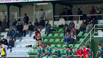 Los jugadores del Coruxo saltan al césped en el partido contra el Ávila.