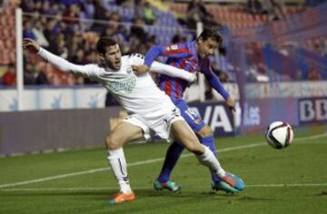 El centrocampista del Albacete Balompié Carlos Indiano (i) pelea un balón con el defensa del Levante Pedro López, durante el partido de vuelta de dieciseisavos de final de la Copa del Rey de fútbol que se disputa esta noche en el estadio Ciutat de València. 