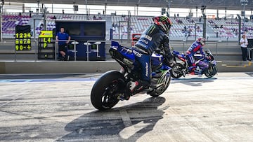 Álex Rins salde del box de Yamaha durantel el GP de Qatar de MotoGP.