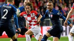 Stanislav Lobotka pugna por el bal&oacute;n con Luka Modric durante el partido del pasado s&aacute;bado entre Croacio y Eslovaquia.