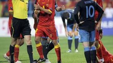 <b>INEXPLICABLE. </b>Rooney ve la tarjeta roja ante Montenegro por agredir con una patada sin sentido a un jugador rival.