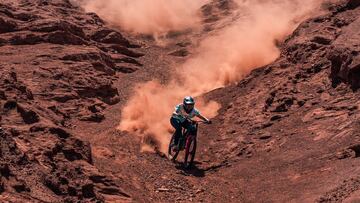 Cami Nogueira con su bici de MTB practicando freeride en Chile.