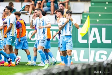 Anto?ito besa el escudo del Mlaga tras marcae en Ferrol.