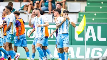 Antoñito besa el escudo del Málaga tras marcae en Ferrol.