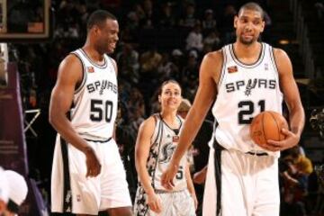 Becky Hammon entre dos colosos de la NBA: David Robinson y Tim Duncan, al cual entrenará esta temporada.