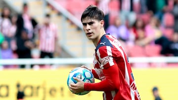 Atención al tierno momento entre la Hormiga González y un niño