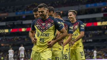 Henry Mart&iacute;n festeja con sus compa&ntilde;eros un gol con el Am&eacute;rica