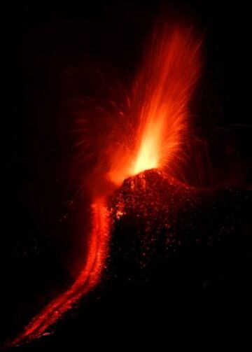 El Etna, soltando lava hacia el cielo y la tierra