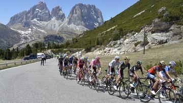 El pelot&oacute;n rueda por el Passo Pordoi durante la decimoctava etapa del Giro de Italia 2017 entre Ortisei y St. Ulrich.