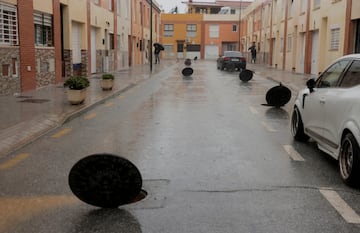 Alcantarillas levantadas para facilitar el paso del agua en el distrito de Campanillas, en Málaga.