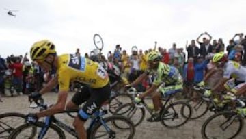 Estrecha vigilancia. Alberto Contador sigue la rueda de Froome durante uno de los siete tramos de pavés camino de Cambrai.