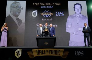 Ángel Sacha recibe el galardón 'In Memoriam' en el Hall of Fame del baloncesto español. Colegiado y presidente del Comité Nacional de Árbitros durante 28 años.