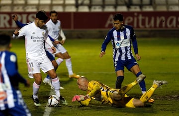 José Juan se lanza a los pies de Asensio, en el partido de Copa ante el Real Madrid.