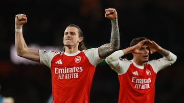 Soccer Football - Premier League - Arsenal v Everton - Emirates Stadium, London, Britain - March 14, 2026 Arsenal's Riccardo Calafiori and Piero Hincapie celebrate after the match Action Images via Reuters/Paul Childs EDITORIAL USE ONLY. NO USE WITH UNAUTHORIZED AUDIO, VIDEO, DATA, FIXTURE LISTS, CLUB/LEAGUE LOGOS OR 'LIVE' SERVICES. ONLINE IN-MATCH USE LIMITED TO 120 IMAGES, NO VIDEO EMULATION. NO USE IN BETTING, GAMES OR SINGLE CLUB/LEAGUE/PLAYER PUBLICATIONS. PLEASE CONTACT YOUR ACCOUNT REPRESENTATIVE FOR FURTHER DETAILS..
