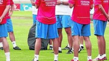 <b>SATISFECHO. </b>Javi López da instrucciones a sus jugadores.