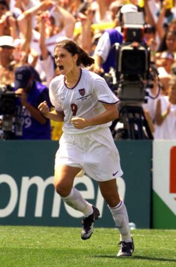 Mia Hamm es una de las jugadoras más importantes en la historia de la selección de Estados Unidos con la que jugó durante 17 años. Antes de retirarse era considerada como la mejor futbolista de todos los tiempos y logró en dos ocasiones alzarse con el galardon de mejor jugadora por la FIFA entre los años 2001 y 2002.