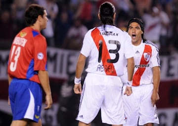 Radamel Falcao enfrentó a Universidad Católica a la UC en 2008, vistiendo los colores de River Plate.