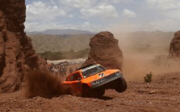 Octava etapa, Salta-Belén. Los pilotos estadounidenses Robby Gordon y su copiloto Kellon Welch del equipo Gordini.