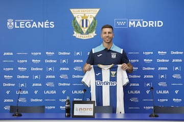 Nastasic posa con la camiseta del Leganés. 