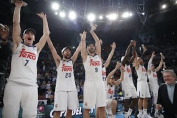 Los jugadores celebran la Copa. 