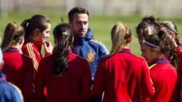 Jorge Vilda da instrucciones a sus jugadoras en un entrenamiento. 