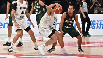Basketball - FIBA World Cup 2023 - Classification Round 17-32 - Group N - New Zealand v Mexico - Mall of Asia Arena, Manila, Philippines - August 31, 2023 New Zealand's Flynn Cameron and Mexico's Paul Stoll in action REUTERS/Lisa Marie David