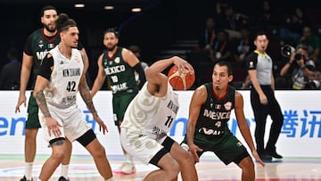 Basketball - FIBA World Cup 2023 - Classification Round 17-32 - Group N - New Zealand v Mexico - Mall of Asia Arena, Manila, Philippines - August 31, 2023 New Zealand's Flynn Cameron and Mexico's Paul Stoll in action REUTERS/Lisa Marie David