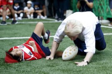 Boris Johnson arroya al niño de 10 años durante un acto de rugby callejero. El alcalde de Londres se encuentra éstos días en Tokio para estrechar lazos culturales con la ciudad nipona.