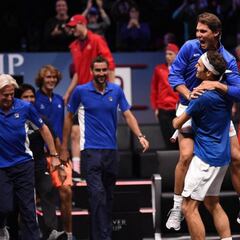 Federer da la victoria a Europa con un Nadal emocionado