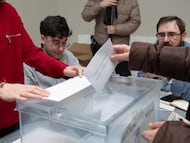 Una persona ejerce su derecho a voto, en el Centro Galego de Arte Contemporáneo (CGAC), a 18 de febrero de 2024, en Santiago de Compostela, A Coruña, Galicia (España). Todos los gallegos han sido llamados a las urnas hoy, 18 de febrero, para elegir a su nuevo presidente autonómico para los próximos cuatro años. Hay 75 escaños en juego, por lo que los candidatos de los diferentes partidos deben alcanzar una mayoría absoluta de 38 escaños para hacerse con la Presidencia.
18 FEBRERO 2024;ELECCIONES;VOTO;VOTACIONES;AUTONÓMICAS;GALLEGAS;18F
César Arxina / Europa Press
18/02/2024