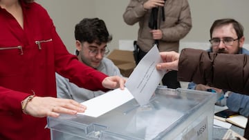 Una persona ejerce su derecho a voto, en el Centro Galego de Arte Contemporáneo (CGAC), a 18 de febrero de 2024, en Santiago de Compostela, A Coruña, Galicia (España). Todos los gallegos han sido llamados a las urnas hoy, 18 de febrero, para elegir a su nuevo presidente autonómico para los próximos cuatro años. Hay 75 escaños en juego, por lo que los candidatos de los diferentes partidos deben alcanzar una mayoría absoluta de 38 escaños para hacerse con la Presidencia.
18 FEBRERO 2024;ELECCIONES;VOTO;VOTACIONES;AUTONÓMICAS;GALLEGAS;18F
César Arxina   / Europa Press
18/02/2024