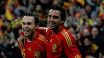 Iniesta y Xavi, con el balón.