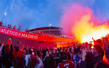 Después de recibir el trofeo los jugadores lo celebraron con los seguidores que esperaban en el exterior del Wanda Metropolitano