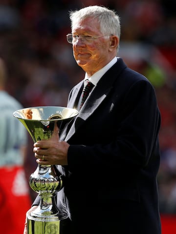 Soccer Football - 1999 Treble Reunion Match - Manchester United '99 Legends v Bayern Munich Legends - Old Trafford, Manchester, Britain - May 26, 2019  Manchester United manager Sir Alex Ferguson after the match with a trophy  REUTERS/Andrew Yates