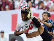 River Plate's Colombian forward #09 Miguel Borja and Inter Milan's Italian defender #15 Francesco Acerbi fight for the ball during the FIFA Club World Cup 2025 Group E football match between Italy's Inter Milan and Argentina's River Plate at the Lumen Field stadium in Seattle on June 23, 2025. (Photo by JUAN MABROMATA / AFP)