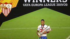 Diego Carlos, con el trofeo de la Europa League. 