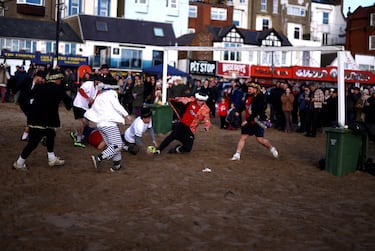 En la playa de Scarborough, Inglaterra, se ha jugado un Boxing Day diferente, a falta de partidos de la Premier League (solo se jugó el Manchester United-Newcastle). Bomberos y pescadores de la zona jugaron un divertido partido en playa ataviados con accesorios navideños para celebrar uno de los días más especiales de fútbol inglés.