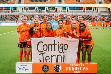 Las futbolistas del equipo estadounidense posaron con una pancarta de apoyo a Jenni Hermoso