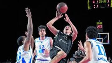 Janis Blums trata de anotar.