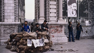 El día que el Sha de Irán montó la fiesta más cara del siglo XX en pleno desierto: 50.000 pájaros muertos y un tarro de tierra final