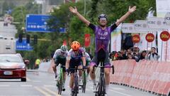 El ciclista español del Burgos-BH celebra su victoria en la cuarta etapa del Tour de Qinghai Lake.