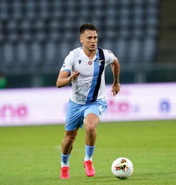 ¡Bienvenido al club! Ayer, en el partido de Lecce vs. Lazio de la Serie A en Italia, El defensor de la Lazio mordió en el antebrazo al jugador Giulio Donati del Lecce.