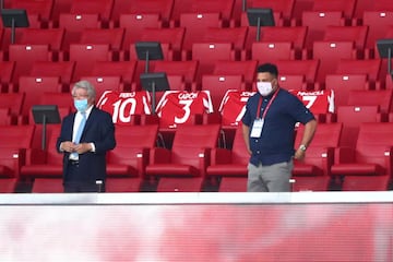 Enrique Cerezo y Ronaldo en el palco.