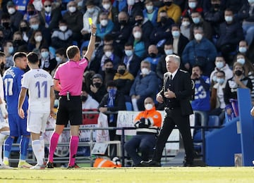 Tarjeta amarilla a Carlo Ancelotti por protestar. 