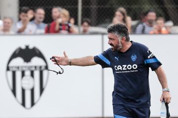 El técnico del Valencia, CF, Gennaro Gattuso, da indicaciones a sus jugadores este pasado martes durante la sesión de entrenamiento, abierto al público.
