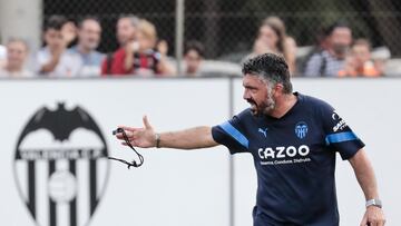 GRAFCVA7459. PATERNA (VALENCIA), 26/07/2022.- El técnico del Valencia, CF, Gennaro Gattuso, da indicaciones a sus jugadores este martes durante la sesión de entrenamiento, abierto al público, que ha realizado la plantilla en la ciudad deportiva del club. EFE/Ana Escobar